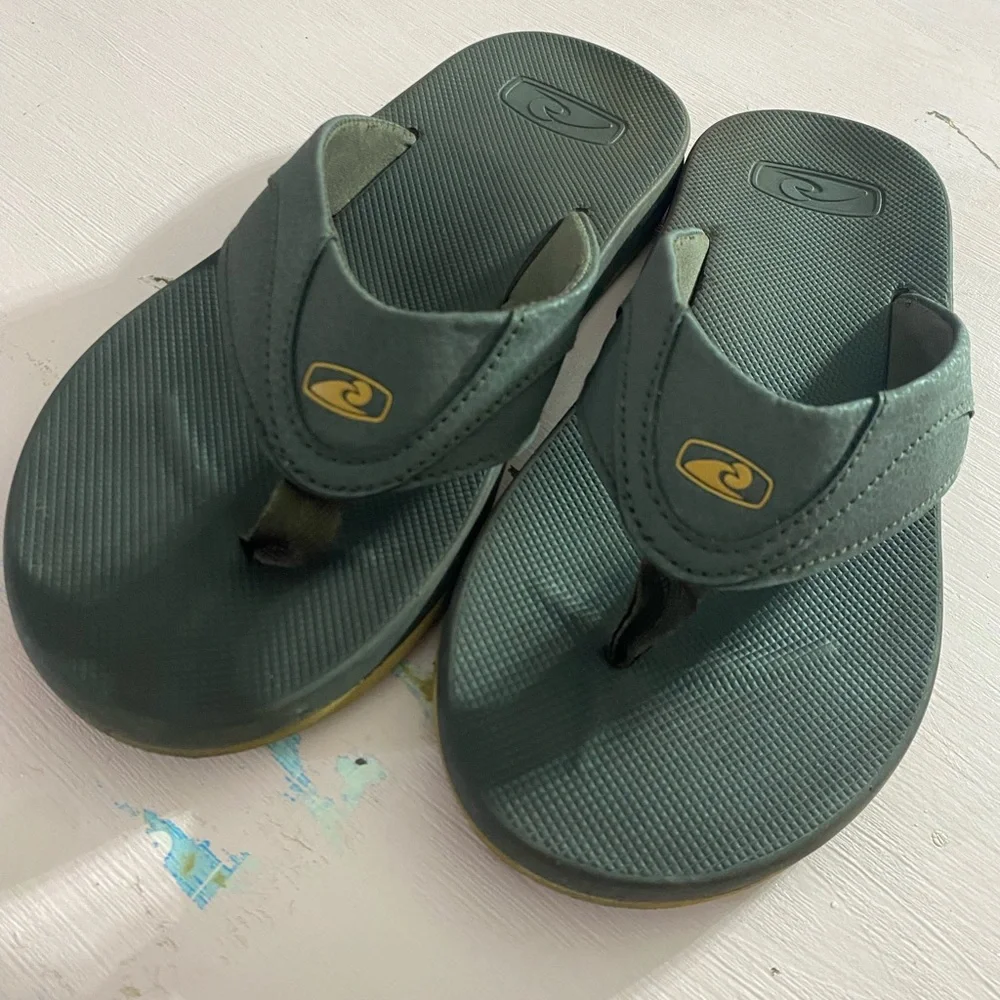 Men’s 9 Like New Hawaiian Performance Surfwear Flip Flops Dark Neutral Casual